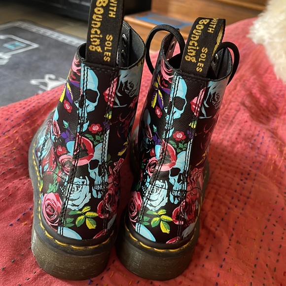 Pascal Skull and roses Dr. Marten women’s size 6 worn once. - Picture 2 of 5